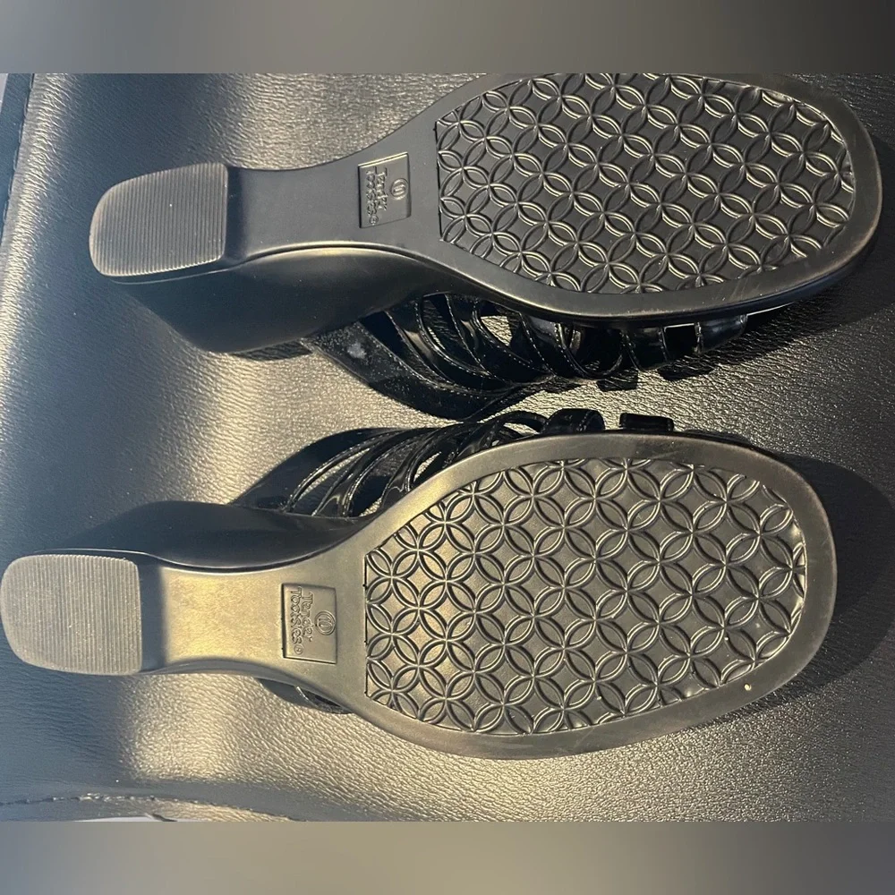 🌷🌷Two /,$20.00🌷🌷Black patent Slip on Sandals in Size 10W by Andrew Geller. - Picture 4 of 7